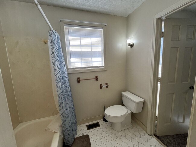 Building Photo - COMING SOON! 3/2 One Level Home w/ Spaciou...