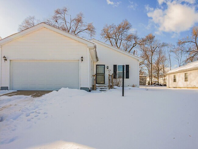 Building Photo - Spacious 3-Bedroom Home in a Great Pontiac Location!
