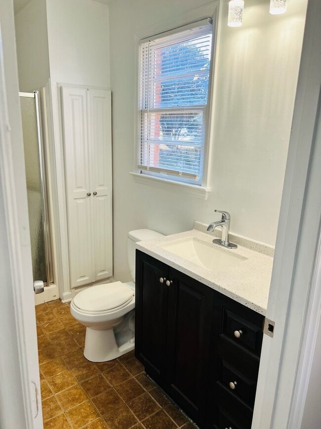 Building Photo - 3 bed, 2 bath ranch home