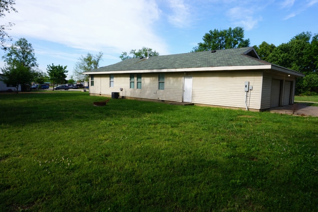 Building Photo - 3 Bedroom / 2 Bath Home Located Minutes from Downtown Lowell!