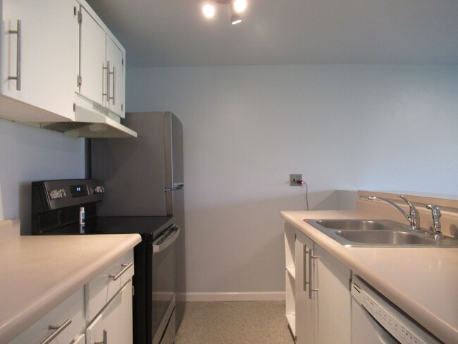 Building Photo - Ground Level, end unit one bedroom, one ba...