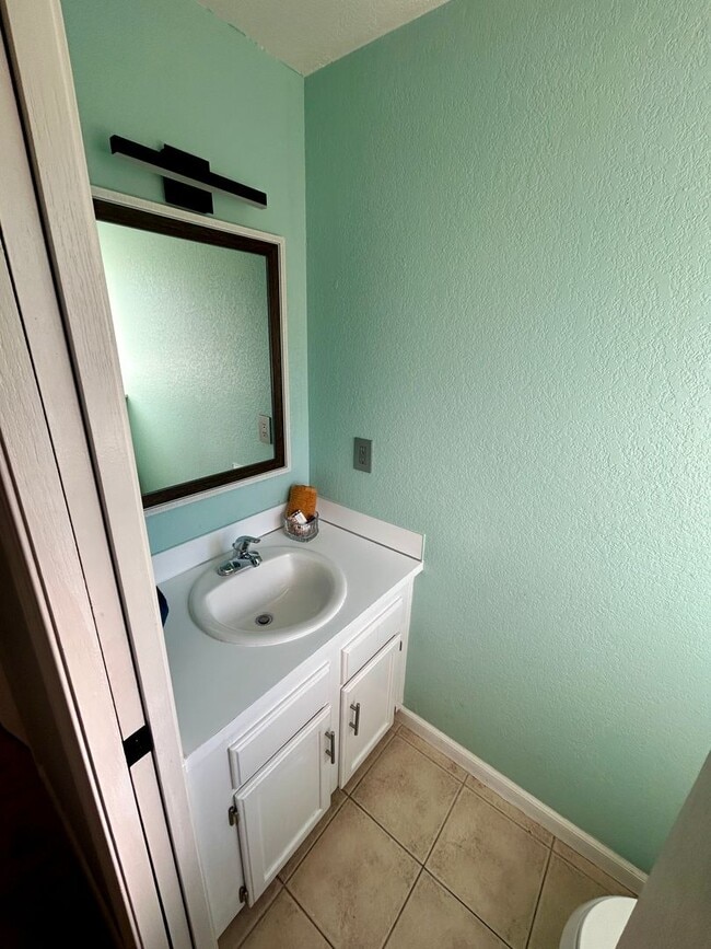 Building Photo - Fantastic 2 bed 1.5 bath townhome in Lynnw...