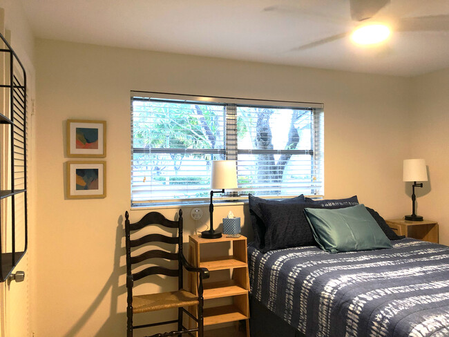 BEDROOM 3 with Queen bed & 50-inch 4K UHD Roku TV. - 465 8th St N