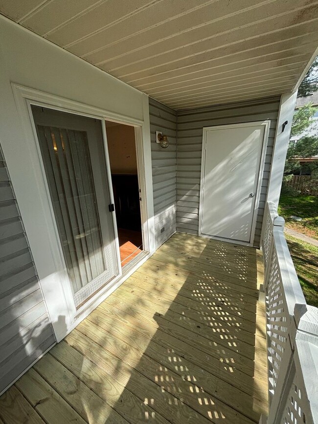 Building Photo - Updated - 2BD/2BA on 2nd floor with Balcony!