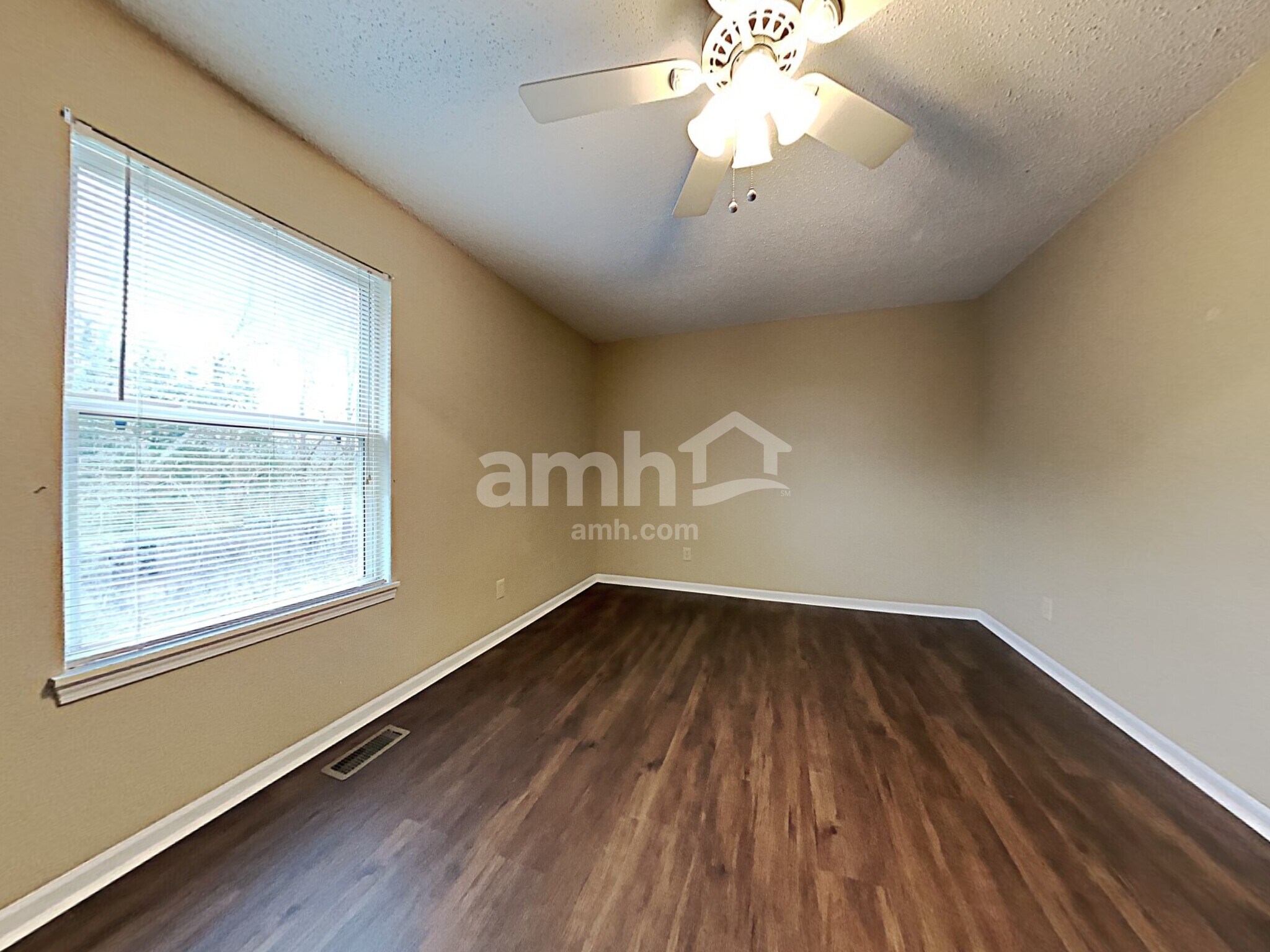 Building Photo - 4016 Fairoaks Dr