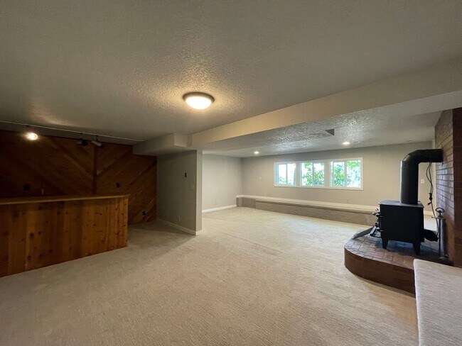 Building Photo - Private Valley Remodeled Home In Damascus 3Bd/2.5Ba with Basement!!! Beautiful Deck with Amazing ...