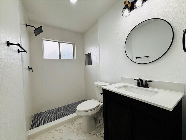 Building Photo - 16246 Los Altos Dr