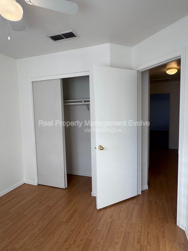 Building Photo - 3734 W Oregon Ave