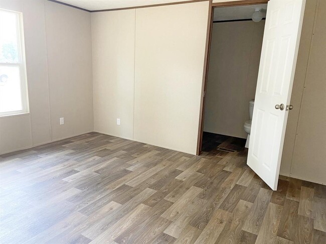 Building Photo - 400 Hidden Oaks Dr