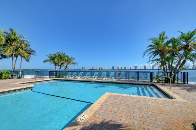 Building Photo - 1120 Lake Shore Dr