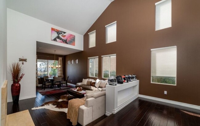 Building Photo - Gorgeous 3BR 3BA + Bonus Room (Office) Por...