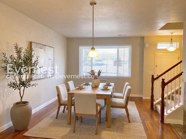 Building Photo - 2 Bed/2.5 Bath Town Home with Garage / Available Soon!