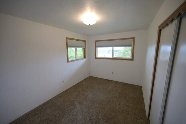 Building Photo - 4 bed, 2 bath, split level home in Sequim,...