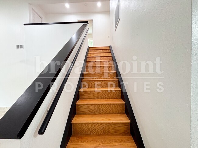 Building Photo - 581 Glenheather Dr