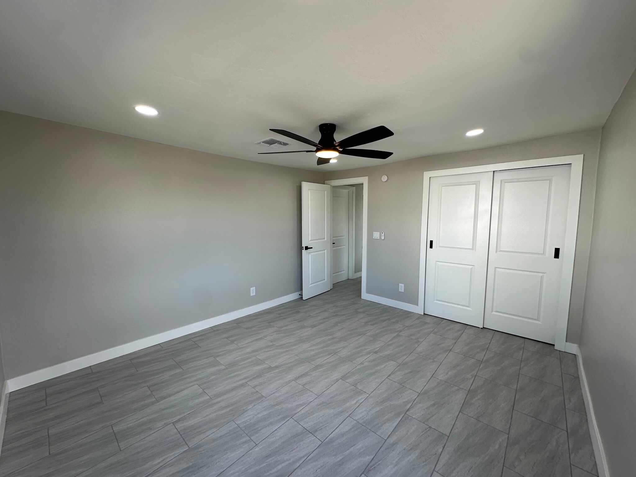 2nd bedroom with roomy closet - 1331 W Speedway Blvd