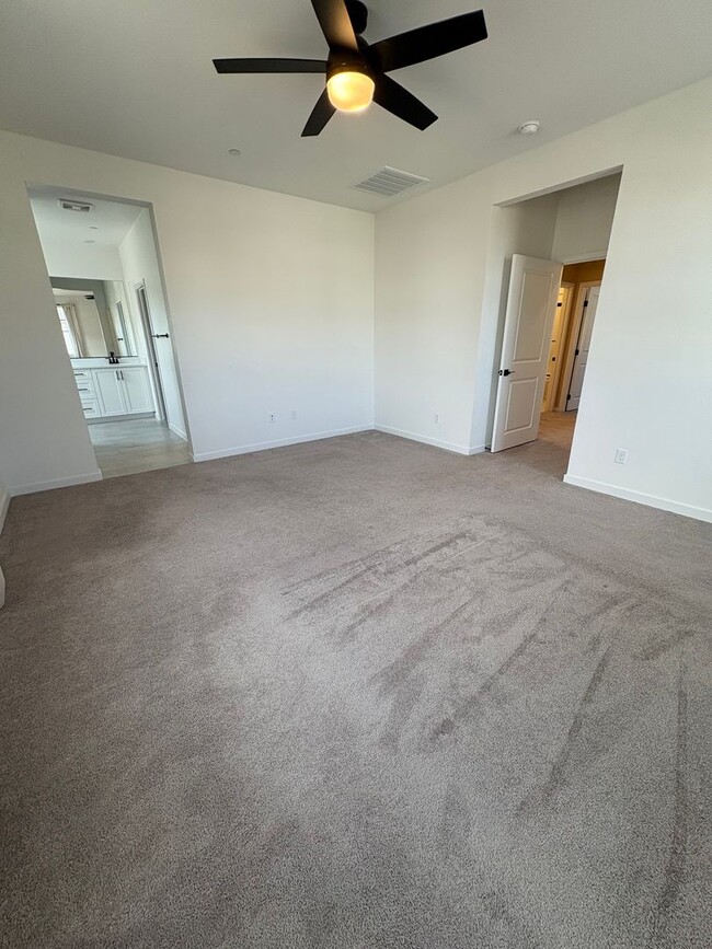 Building Photo - Beautiful Home Bedford Community!