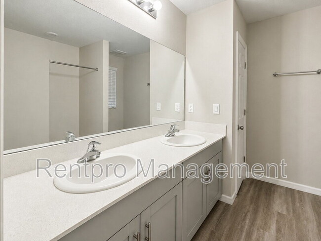 Building Photo - 13029 Oak Hill Way