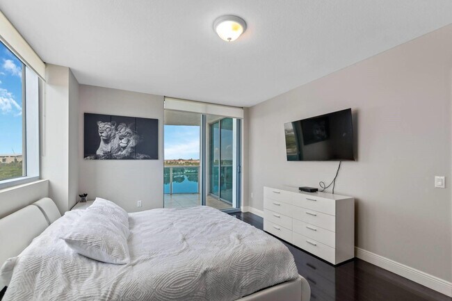 Building Photo - 2641 N Flamingo Rd