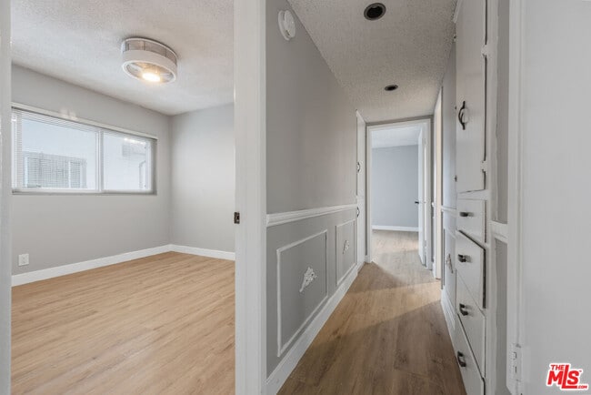 Building Photo - 3212 W 84th Pl