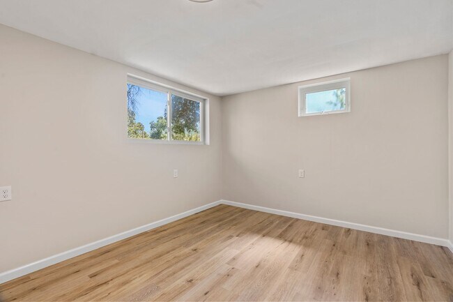 Building Photo - Beautifully Renovated 4 Bed/ 2 Bath with 2...