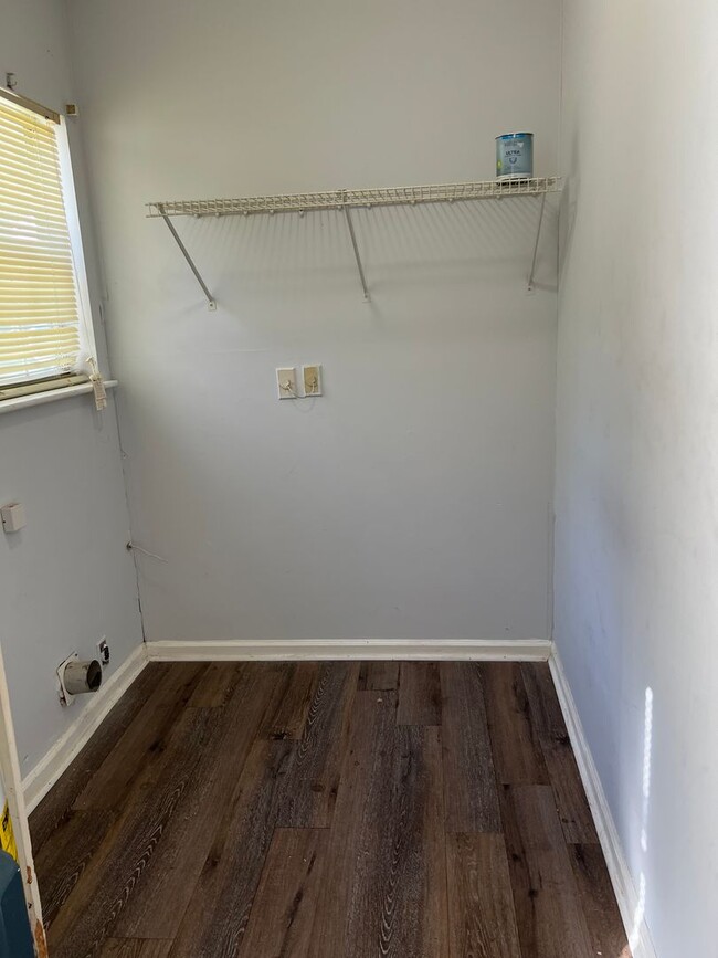 Building Photo - 113 Country Town Dr