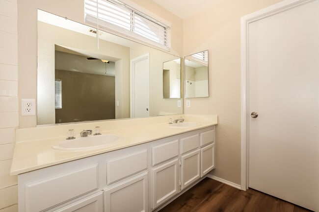 Building Photo - 1575 Bent Arrow Dr