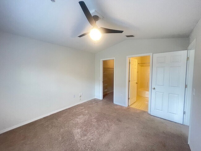 Building Photo - 1 Bedroom / 1 Bath Condo in Gated Communit...