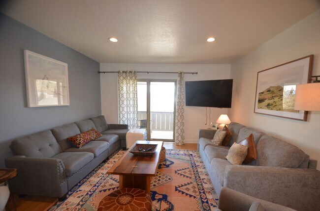 Building Photo - Rent Negotiable! Long Term! Furnished! Bus Route! Heat included! Pets negotiable!