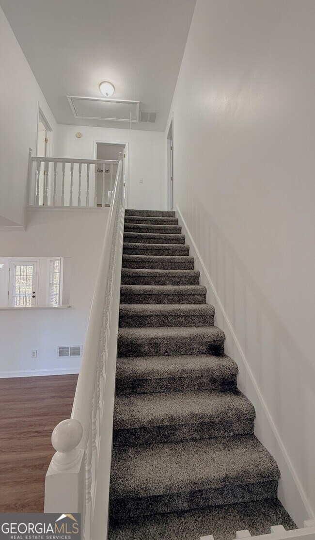 Building Photo - 3395 Woodlake Ln