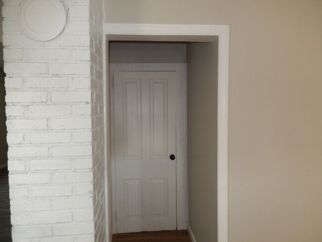 Building Photo - Newly Remodeled 3BR, 2BA, Single Family Home - SHOWING SOON!