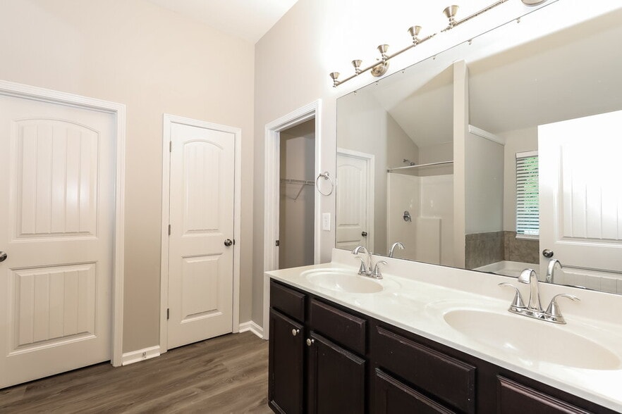 Building Photo - 6596 Woodwell Dr