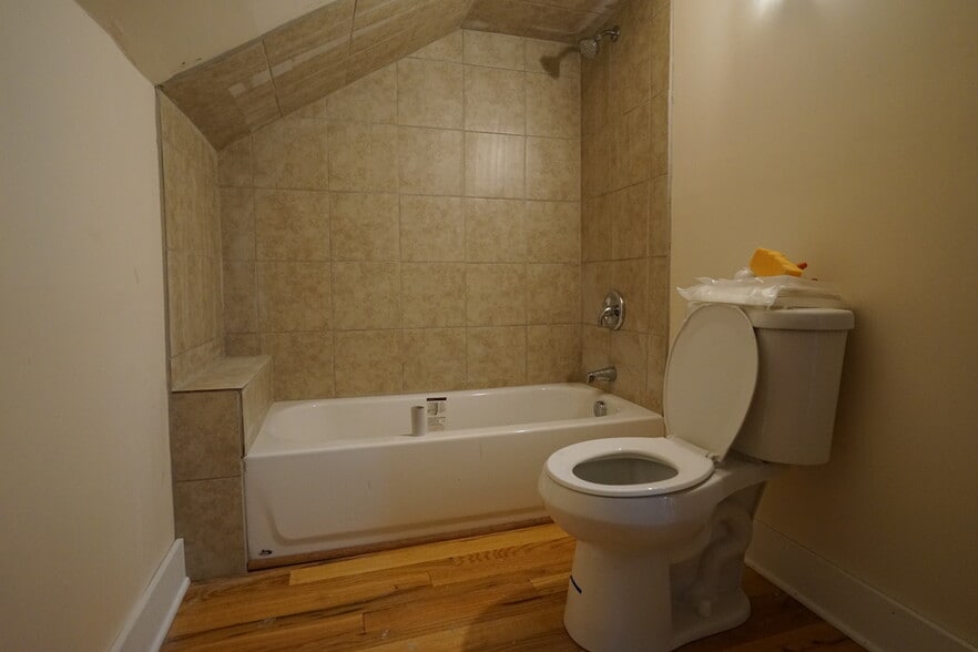 MASTER BATH UPSTAIRS - 1652 Ethel Ave