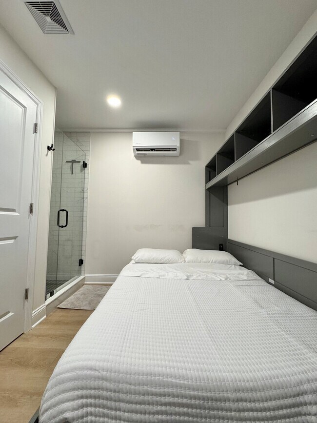 Building Photo - 240 Norgrove Ave