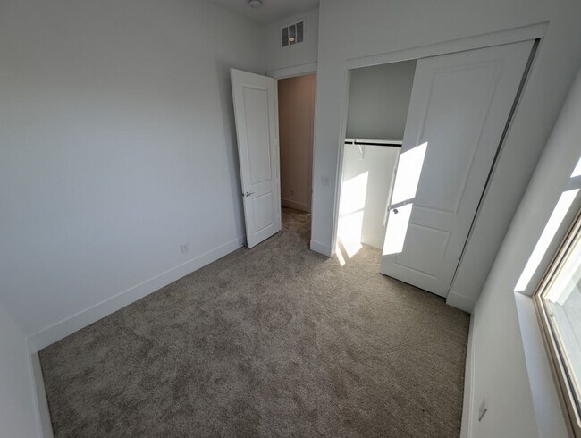 Building Photo - 675 Agate Bridge St