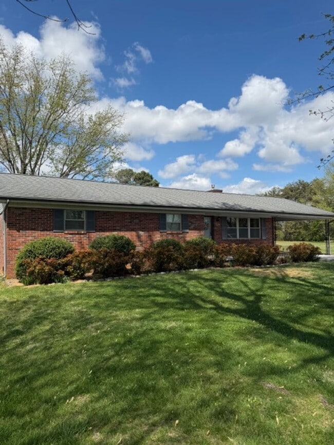 Building Photo - Maryville 37801 - Newly Remodeled 2 bedroom 2 full bath rancher with carport - Contact Debra John...