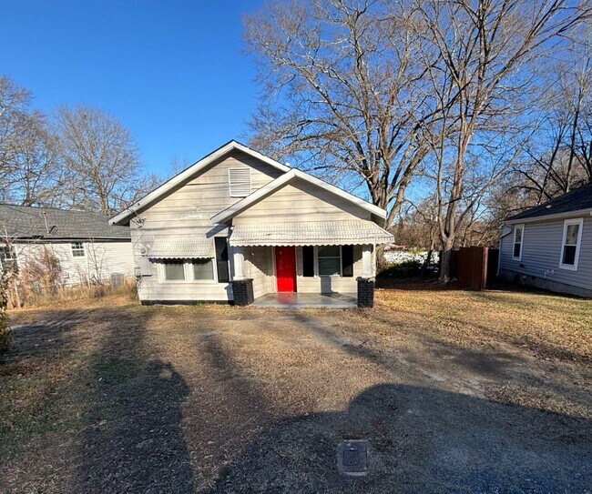 Building Photo - Cute 2 Bed/1 Bath HOUSE w/ yard!!