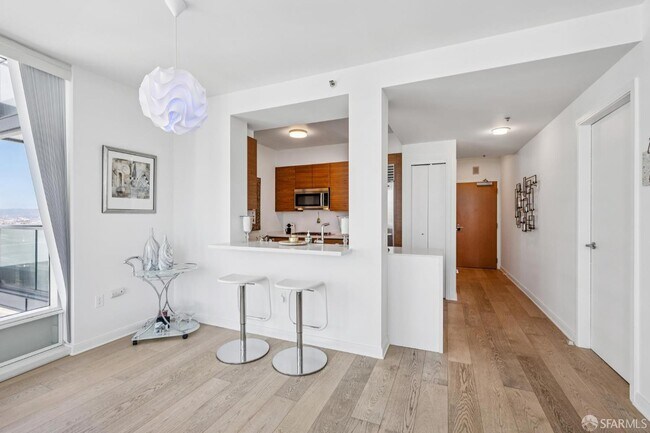 Building Photo - 425 1st St