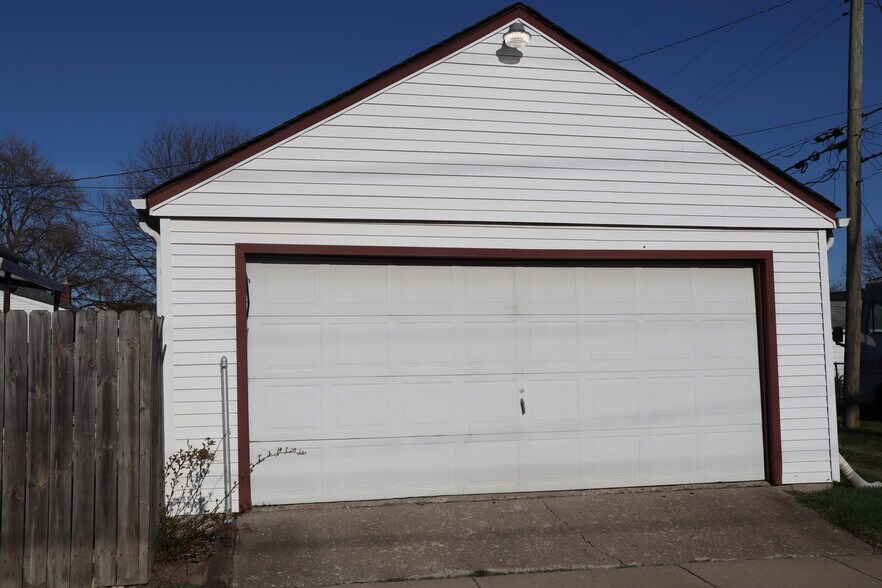 2 Car Garage - 1343 Pagel Ave