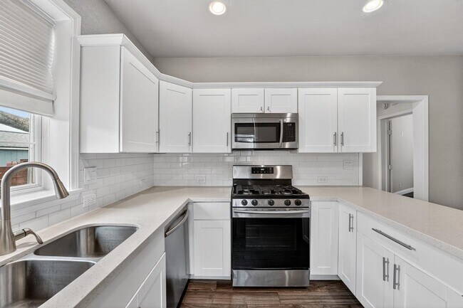 Building Photo - 806 E 3rd St