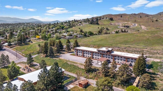 Building Photo - Pet friendly 2 bed 2 bath (ensuite) in ful...