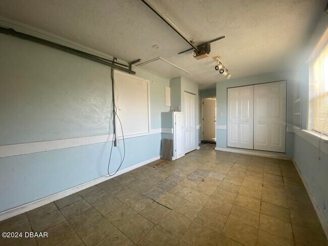 Building Photo - 19 Rivershore Dr