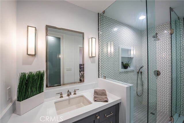 Building Photo - 16449 Tudor Dr