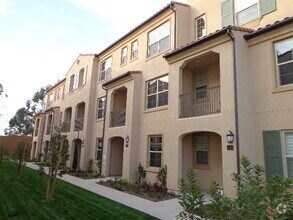 Building Photo - Amazing 4 Bedroom/3.5 Bathroom Townhome