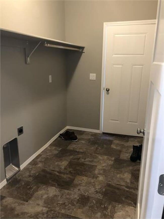 Building Photo - Beautiful 3 bedroom 2 bath house in Bozeman with a fenced yard