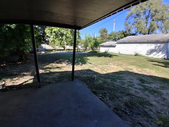 Building Photo - 930 N Bowman Ave