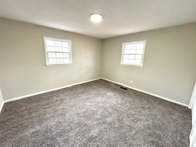 Building Photo - Move-In Ready 3 Bedroom Home with Garage & Private Yard