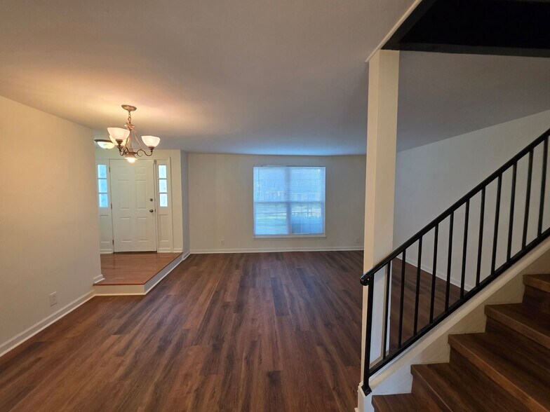 Building Photo - 1016 Todd Preis Dr