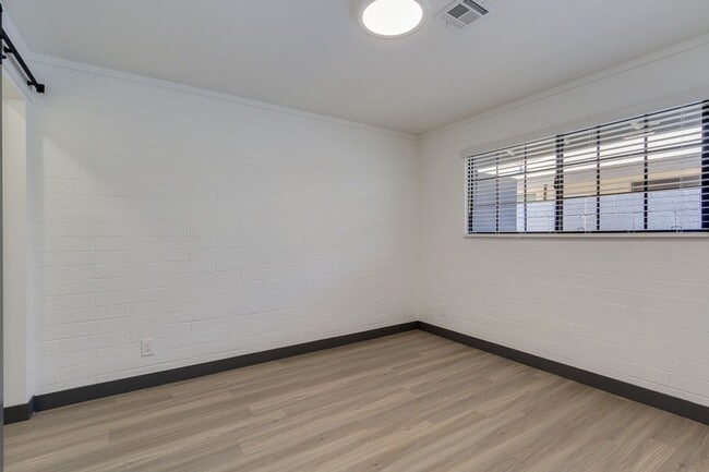 Building Photo - Two Bedroom in Old Town Scottsdale - Sparking Pool!