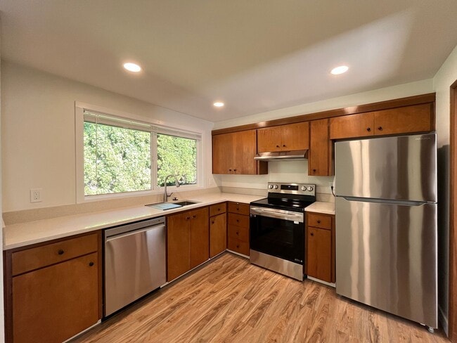 Building Photo - Beautiful 2 Bed, 1 Bath Duplex in SW Portland! Enjoy Private Yard, Spacious Floorplan in a Great ...