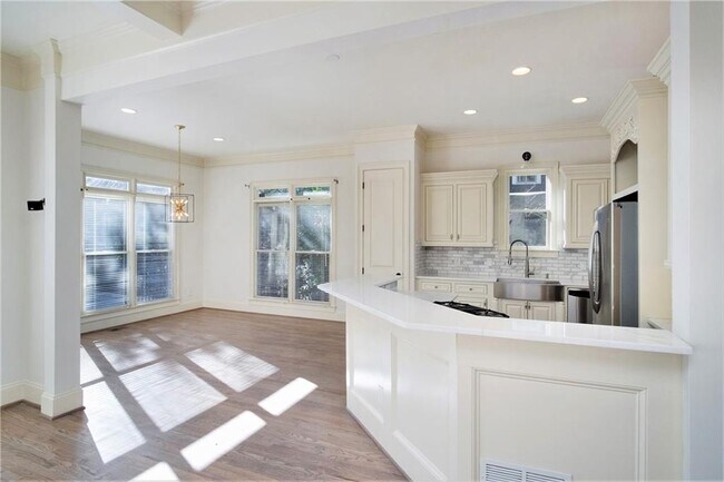 Building Photo - 208 Clarion Ave